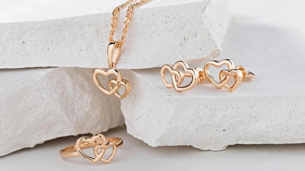 The difference between a set and a half set of gold?