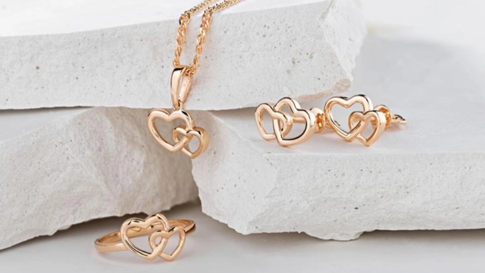 The difference between a set and a half set of gold?